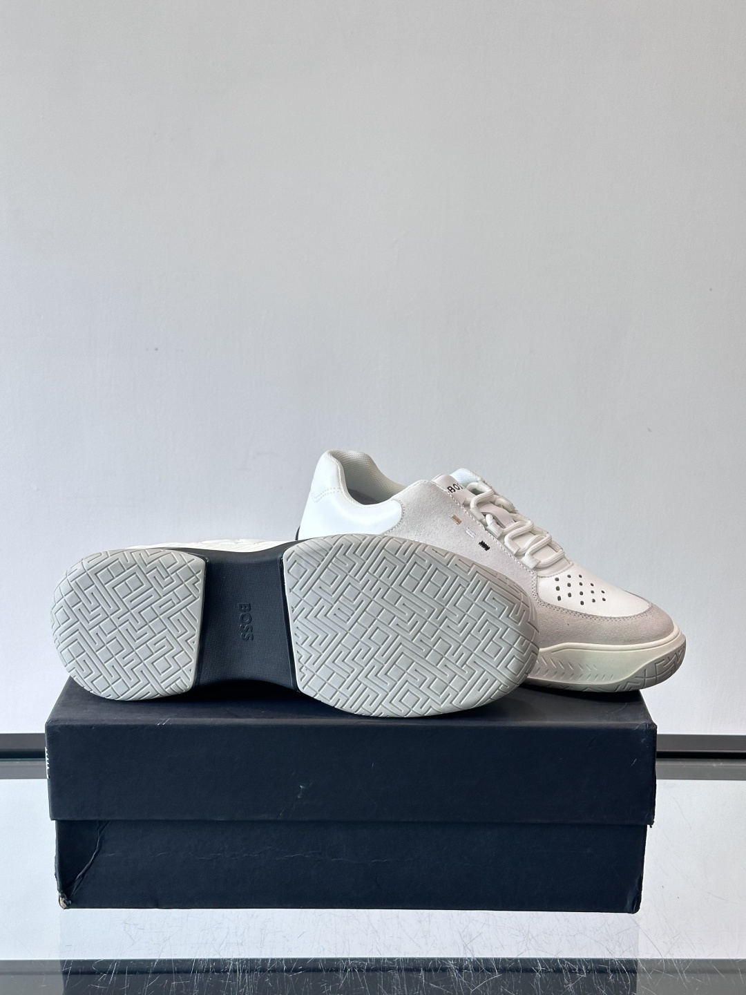 Boss Courtstride系列休闲鞋，灵感来自网球鞋，鞋面采用牛皮+绒面革拼接，绗缝工艺+双B标志