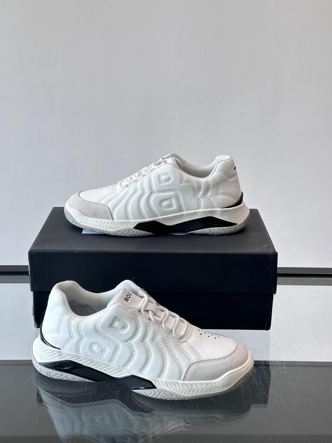 Boss Courtstride系列休闲鞋，灵感来自网球鞋，鞋面采用牛皮+绒面革拼接，绗缝工艺+双B标志