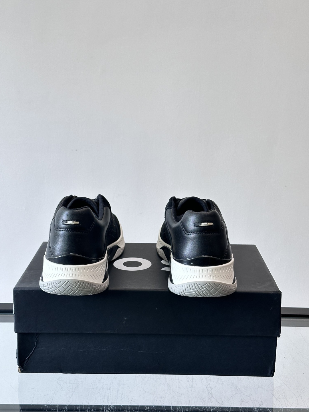 Boss Courtstride系列休闲鞋，灵感来自网球鞋，鞋面采用牛皮+绒面革拼接，绗缝工艺+双B标志