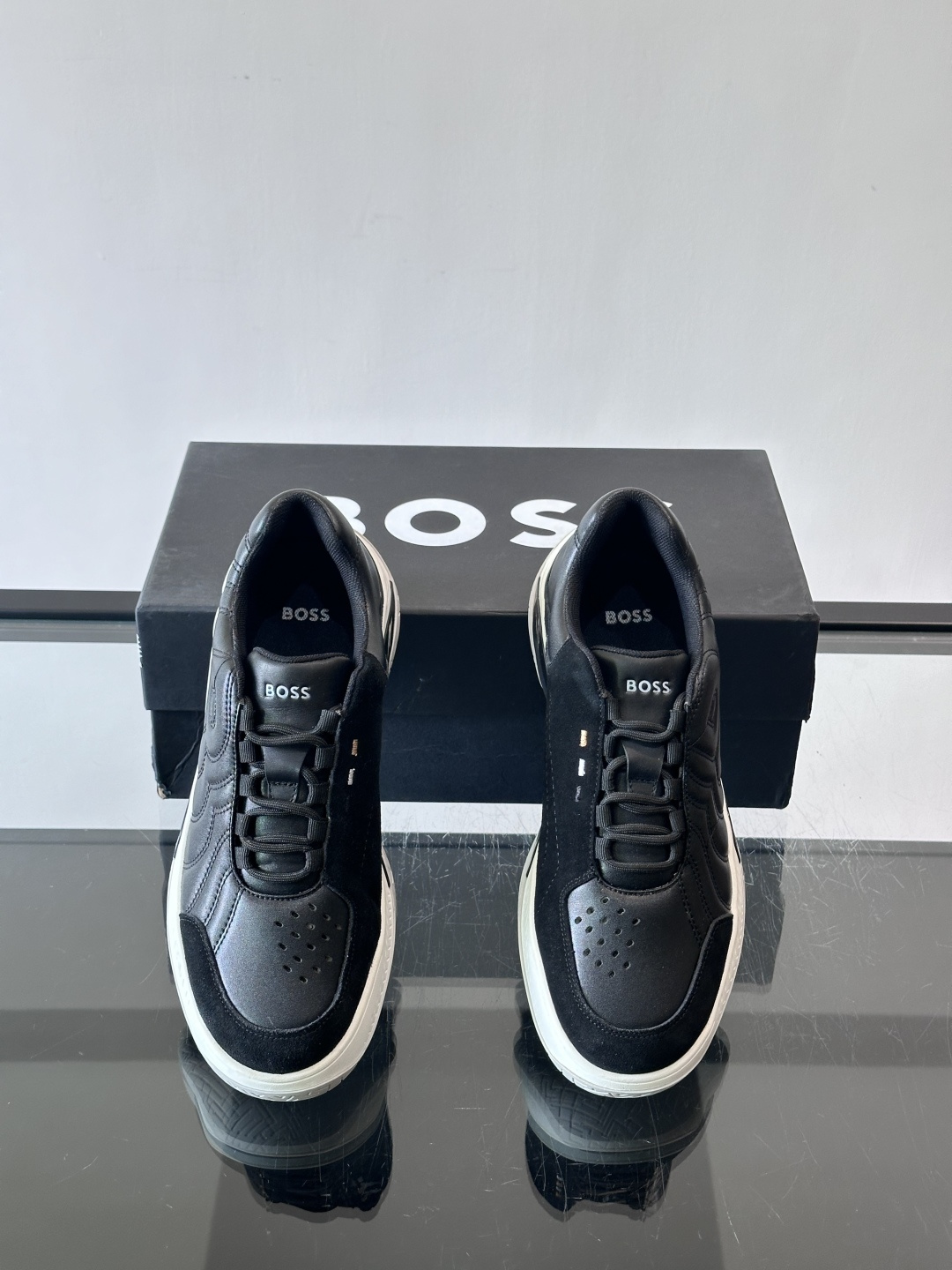 Boss Courtstride系列休闲鞋，灵感来自网球鞋，鞋面采用牛皮+绒面革拼接，绗缝工艺+双B标志