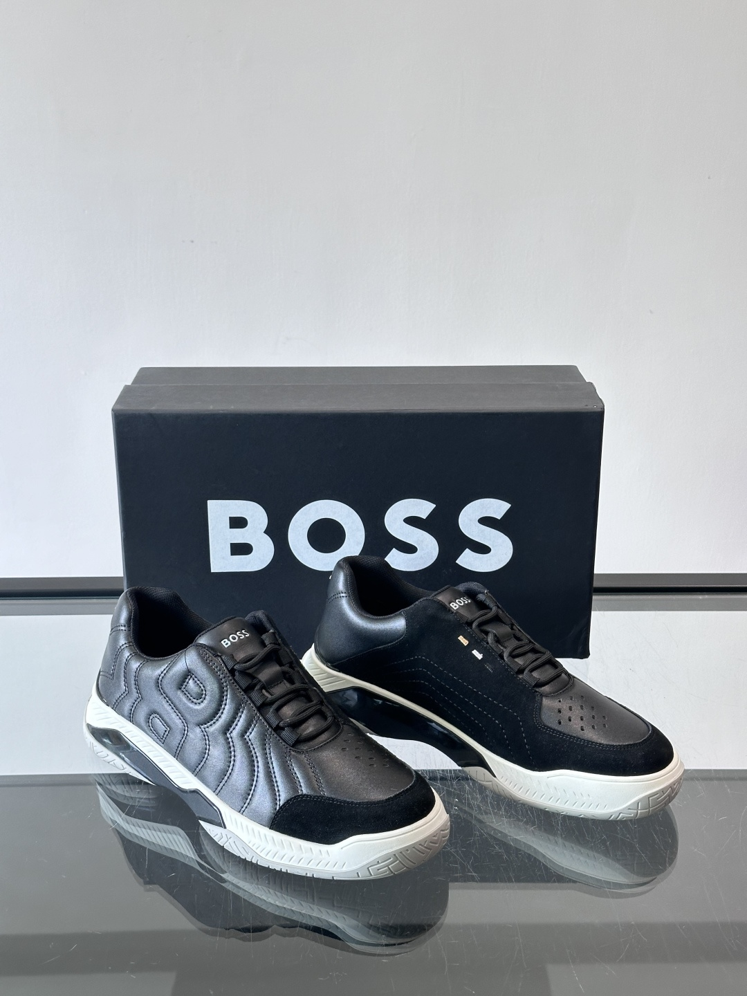 Boss Courtstride系列休闲鞋，灵感来自网球鞋，鞋面采用牛皮+绒面革拼接，绗缝工艺+双B标志