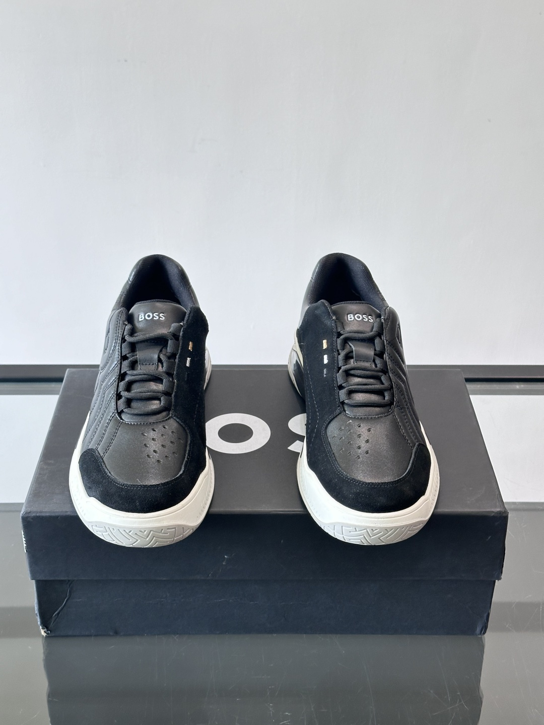 Boss Courtstride系列休闲鞋，灵感来自网球鞋，鞋面采用牛皮+绒面革拼接，绗缝工艺+双B标志