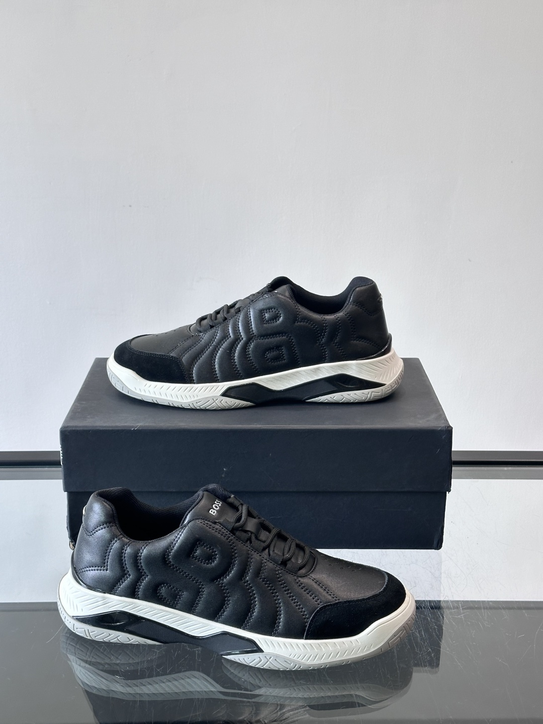 Boss Courtstride系列休闲鞋，灵感来自网球鞋，鞋面采用牛皮+绒面革拼接，绗缝工艺+双B标志