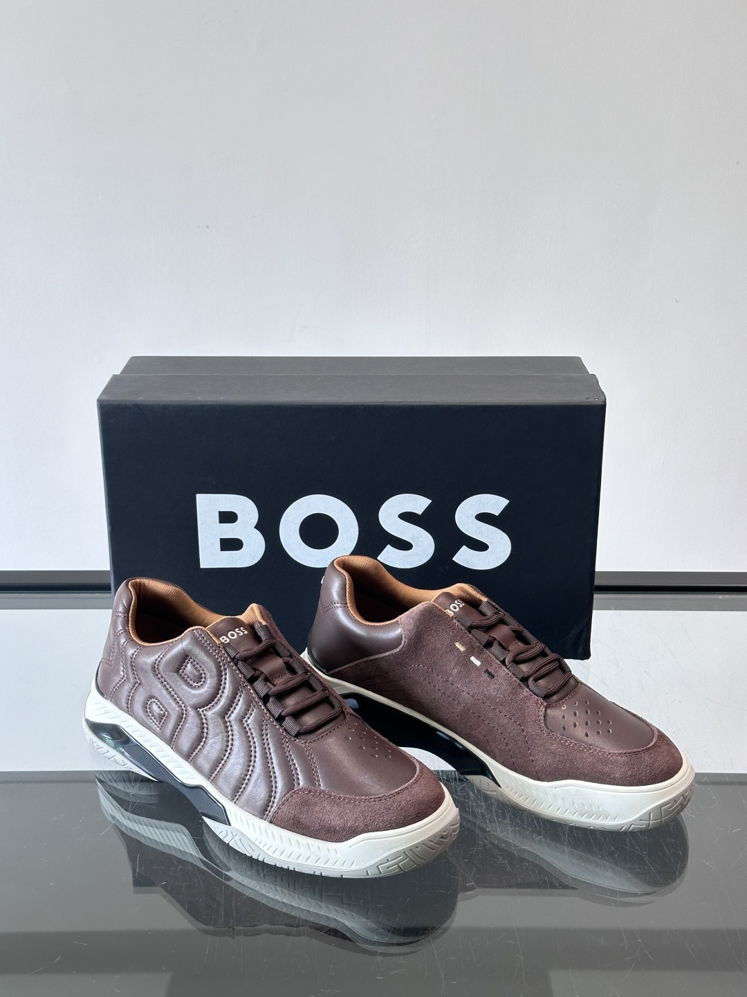 Boss Courtstride系列休闲鞋，灵感来自网球鞋，鞋面采用牛皮+绒面革拼接，绗缝工艺+双B标志