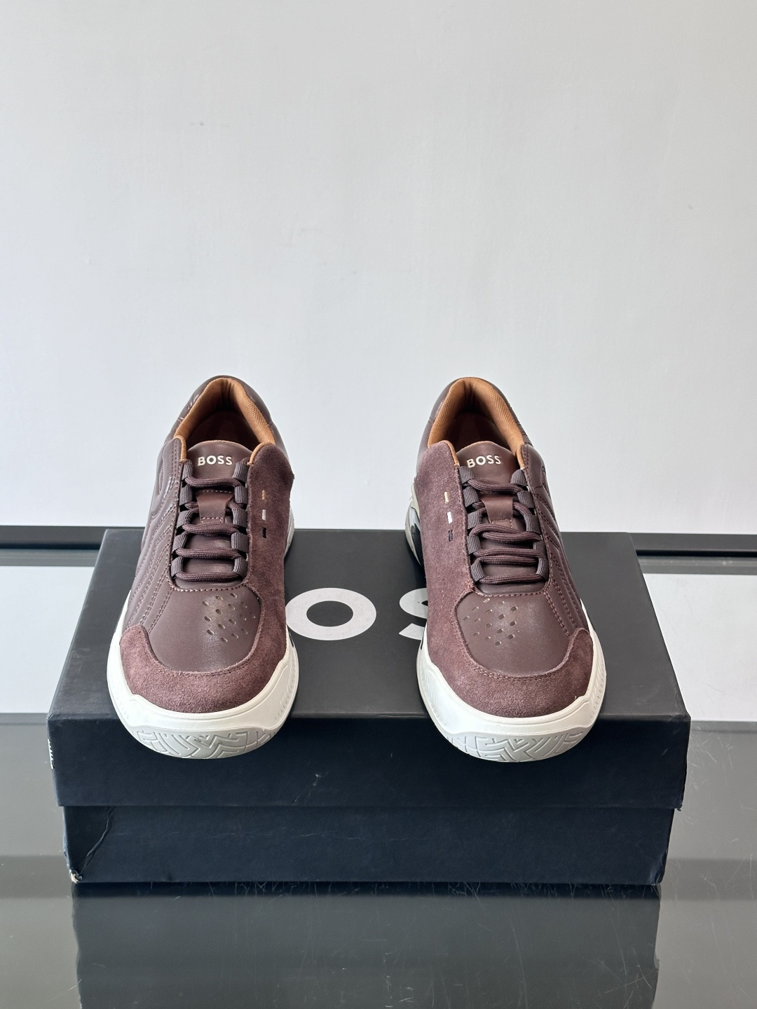 Boss Courtstride系列休闲鞋，灵感来自网球鞋，鞋面采用牛皮+绒面革拼接，绗缝工艺+双B标志