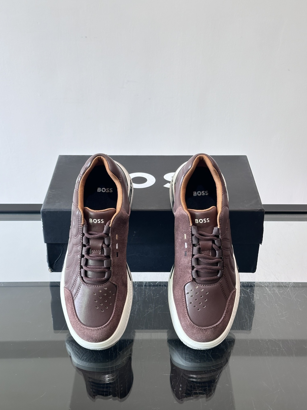 Boss Courtstride系列休闲鞋，灵感来自网球鞋，鞋面采用牛皮+绒面革拼接，绗缝工艺+双B标志