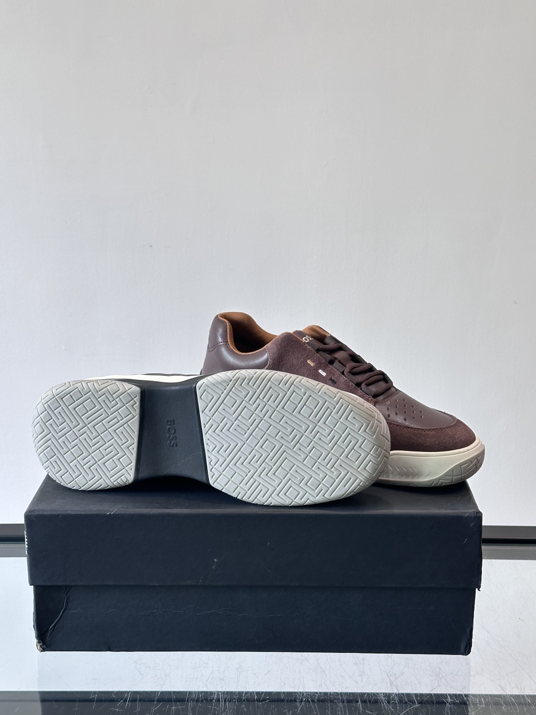 Boss Courtstride系列休闲鞋，灵感来自网球鞋，鞋面采用牛皮+绒面革拼接，绗缝工艺+双B标志