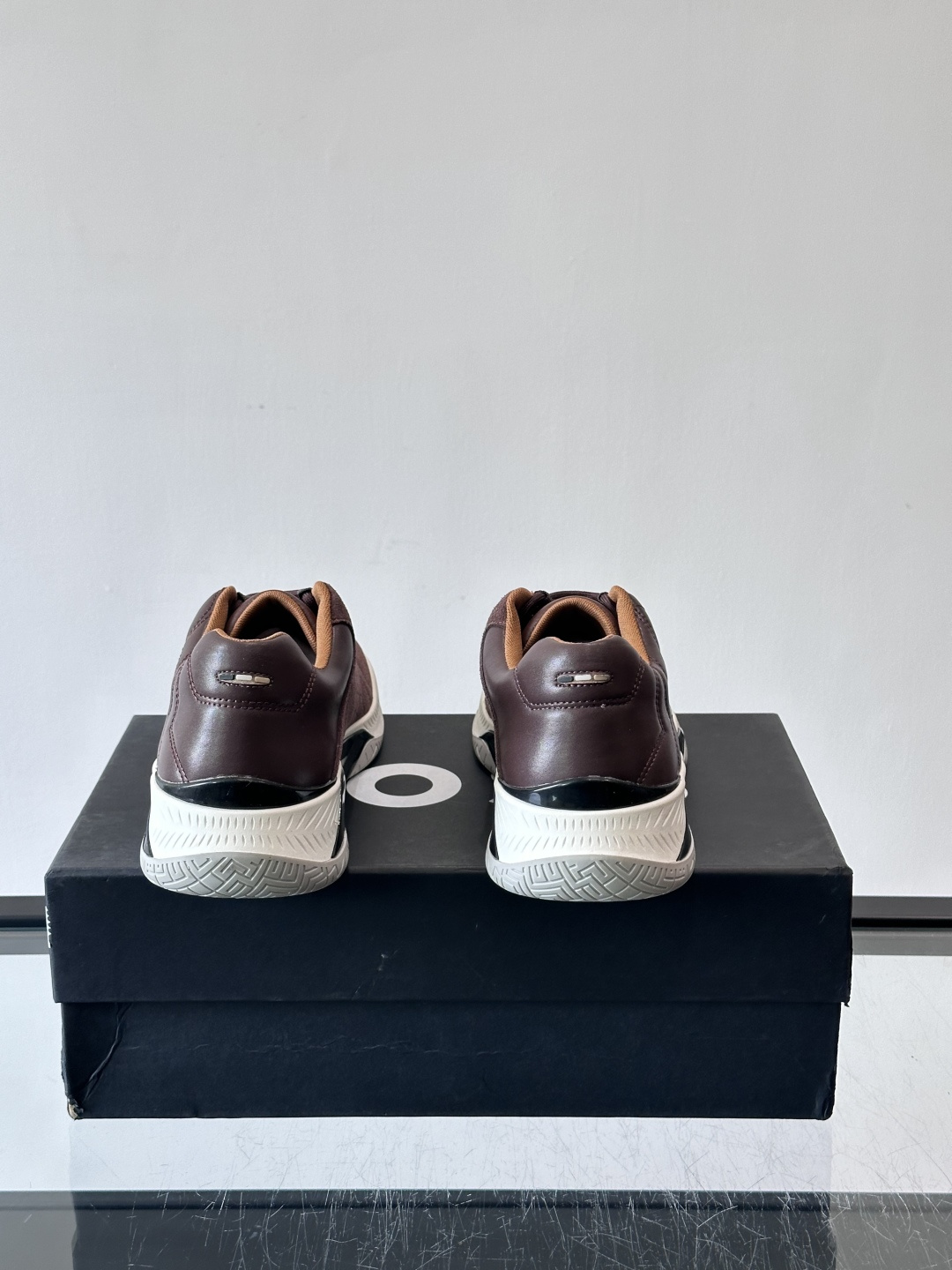 Boss Courtstride系列休闲鞋，灵感来自网球鞋，鞋面采用牛皮+绒面革拼接，绗缝工艺+双B标志