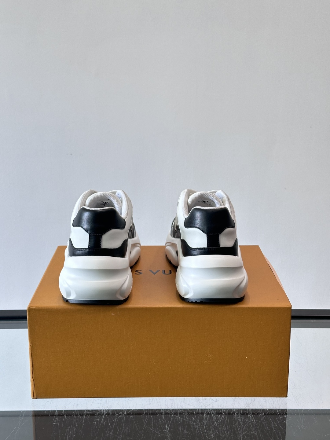 Lv​​男士厚底休闲鞋​​🐼真皮鞋面，透气又耐穿！厚底设计增高显腿长，缓震舒适，日常出街、通勤都OK✨。