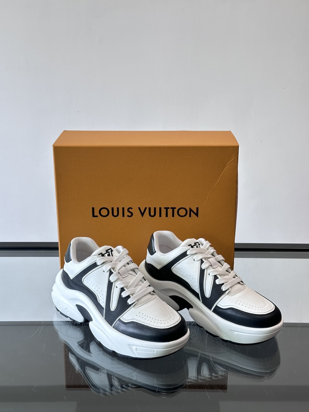 Lv​​男士厚底休闲鞋​​🐼真皮鞋面，透气又耐穿！厚底设计增高显腿长，缓震舒适，日常出街、通勤都OK✨。