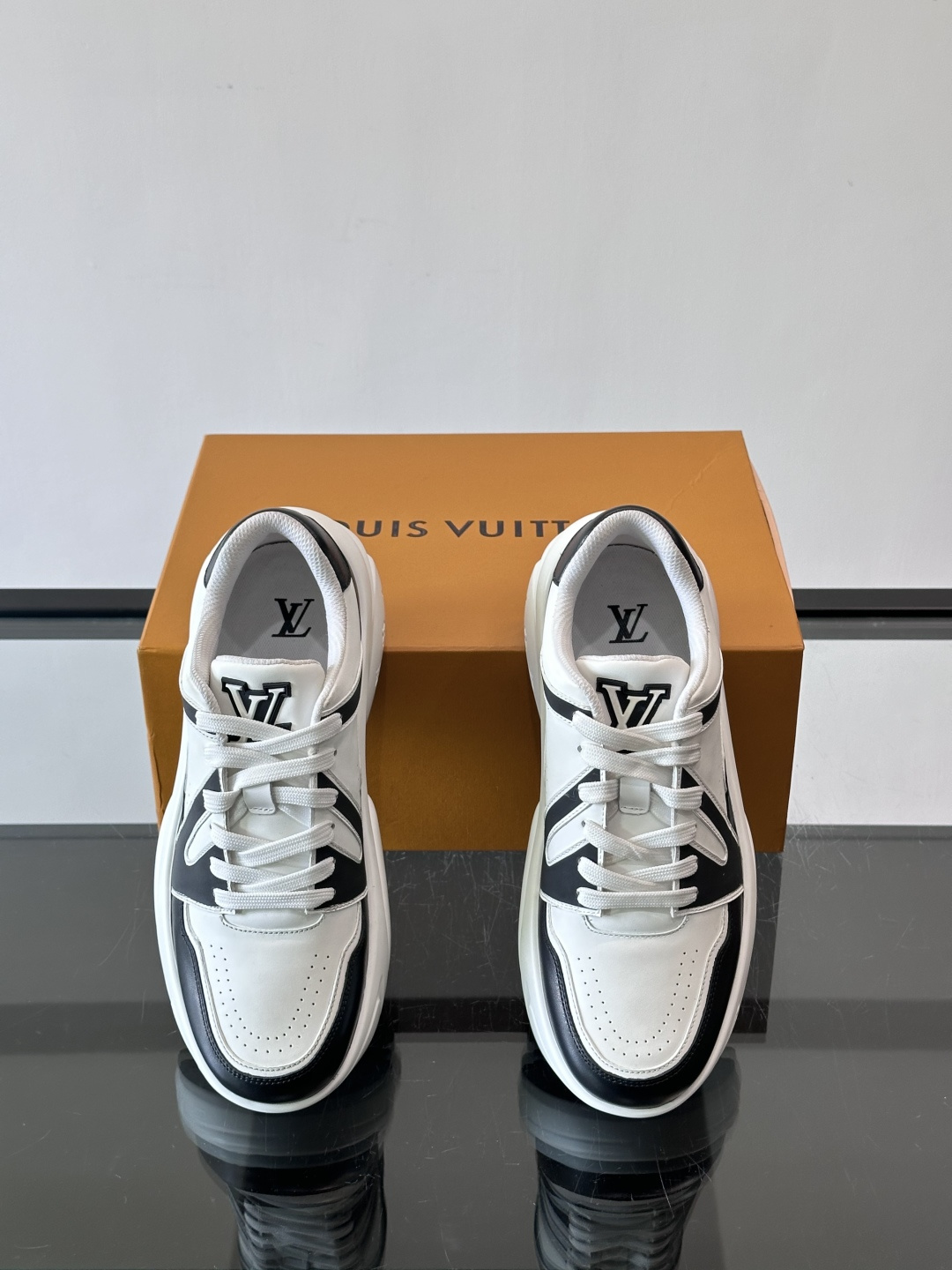 Lv​​男士厚底休闲鞋​​🐼真皮鞋面，透气又耐穿！厚底设计增高显腿长，缓震舒适，日常出街、通勤都OK✨。