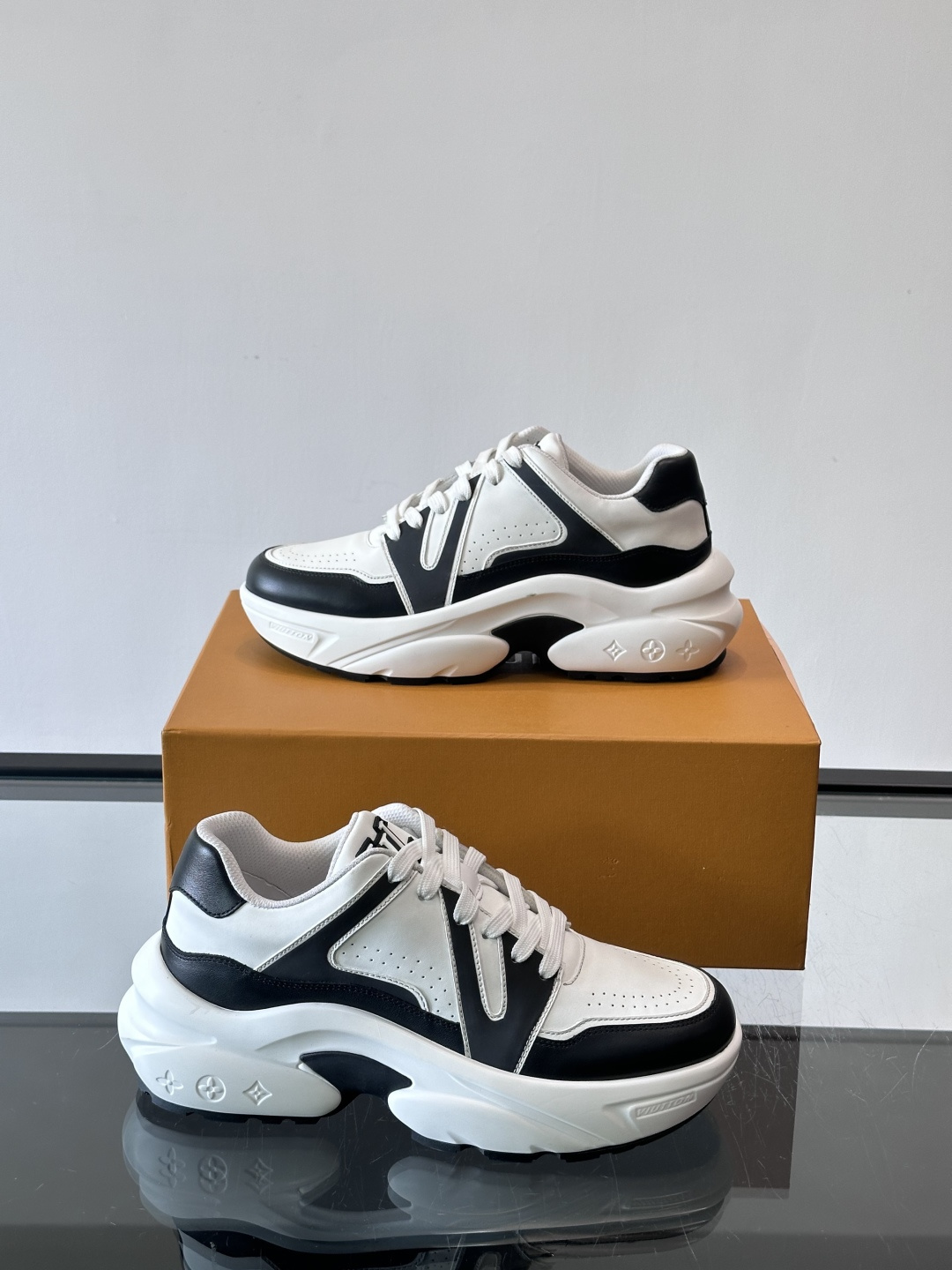 Lv​​男士厚底休闲鞋​​🐼真皮鞋面，透气又耐穿！厚底设计增高显腿长，缓震舒适，日常出街、通勤都OK✨。