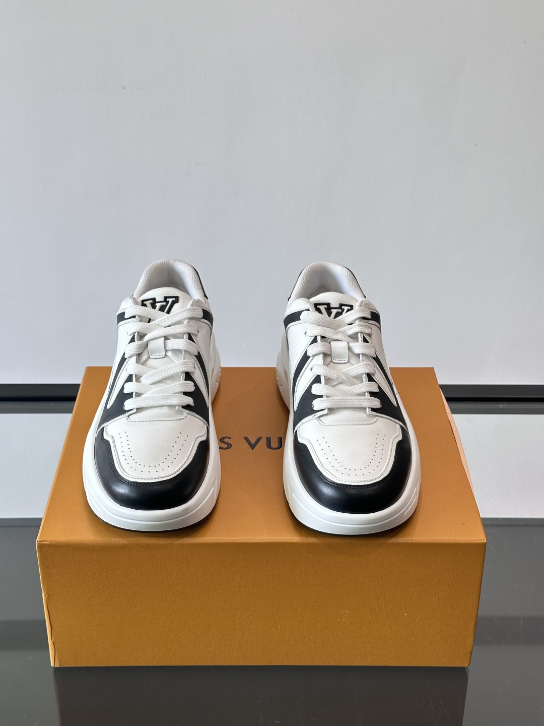 Lv​​男士厚底休闲鞋​​🐼真皮鞋面，透气又耐穿！厚底设计增高显腿长，缓震舒适，日常出街、通勤都OK✨。