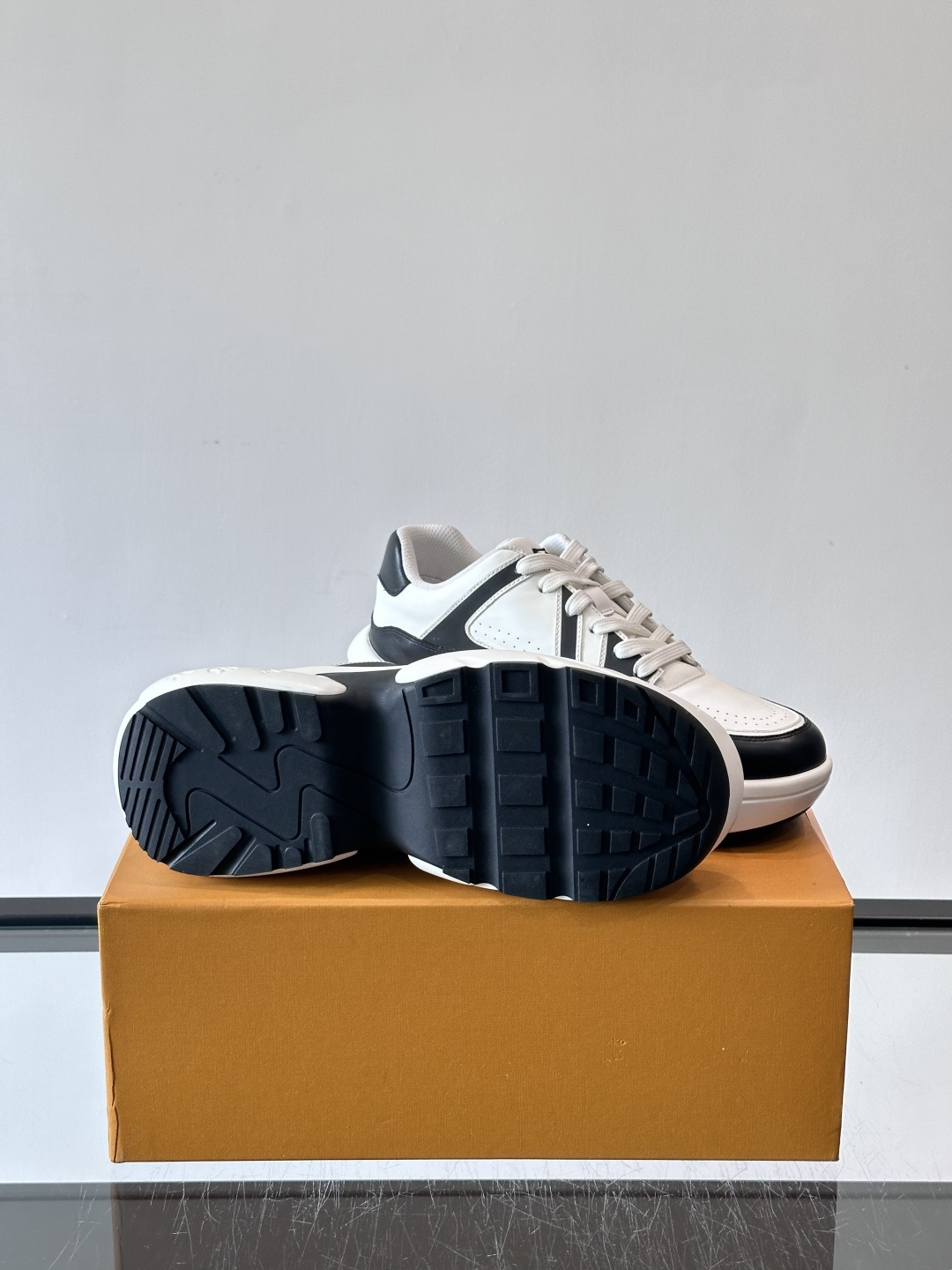 Lv​​男士厚底休闲鞋​​🐼真皮鞋面，透气又耐穿！厚底设计增高显腿长，缓震舒适，日常出街、通勤都OK✨。