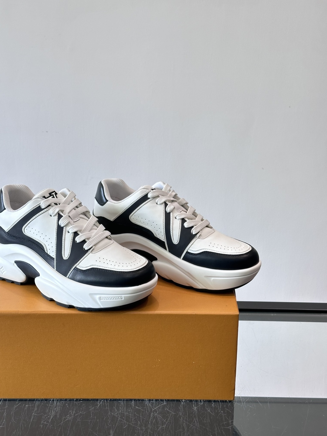 Lv​​男士厚底休闲鞋​​🐼真皮鞋面，透气又耐穿！厚底设计增高显腿长，缓震舒适，日常出街、通勤都OK✨。