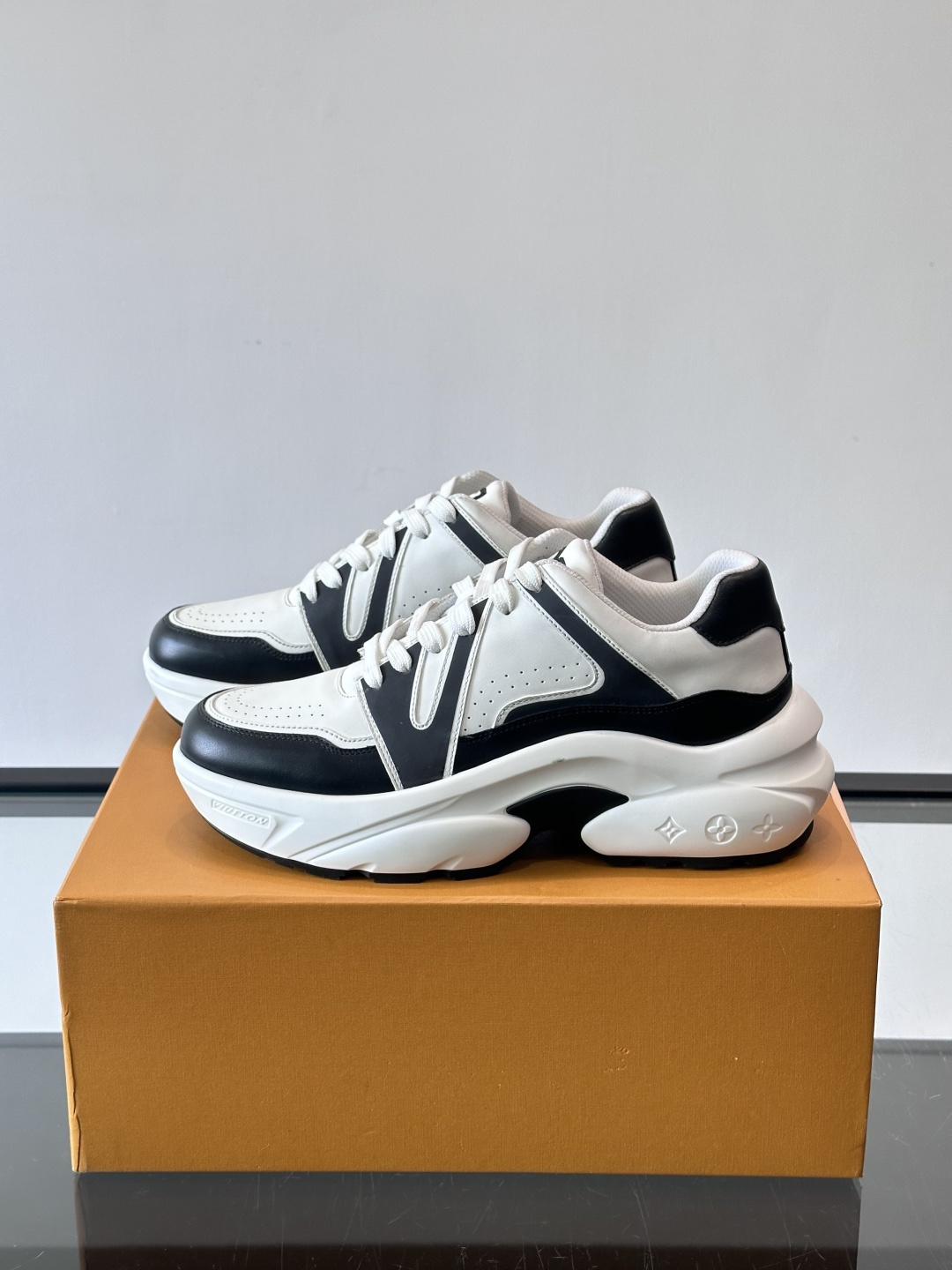 Lv​​男士厚底休闲鞋​​🐼真皮鞋面，透气又耐穿！厚底设计增高显腿长，缓震舒适，日常出街、通勤都OK✨。