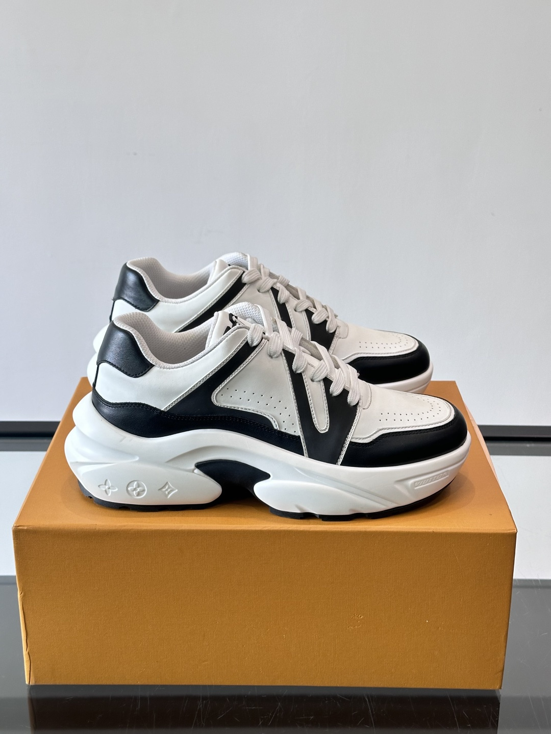 Lv​​男士厚底休闲鞋​​🐼真皮鞋面，透气又耐穿！厚底设计增高显腿长，缓震舒适，日常出街、通勤都OK✨。