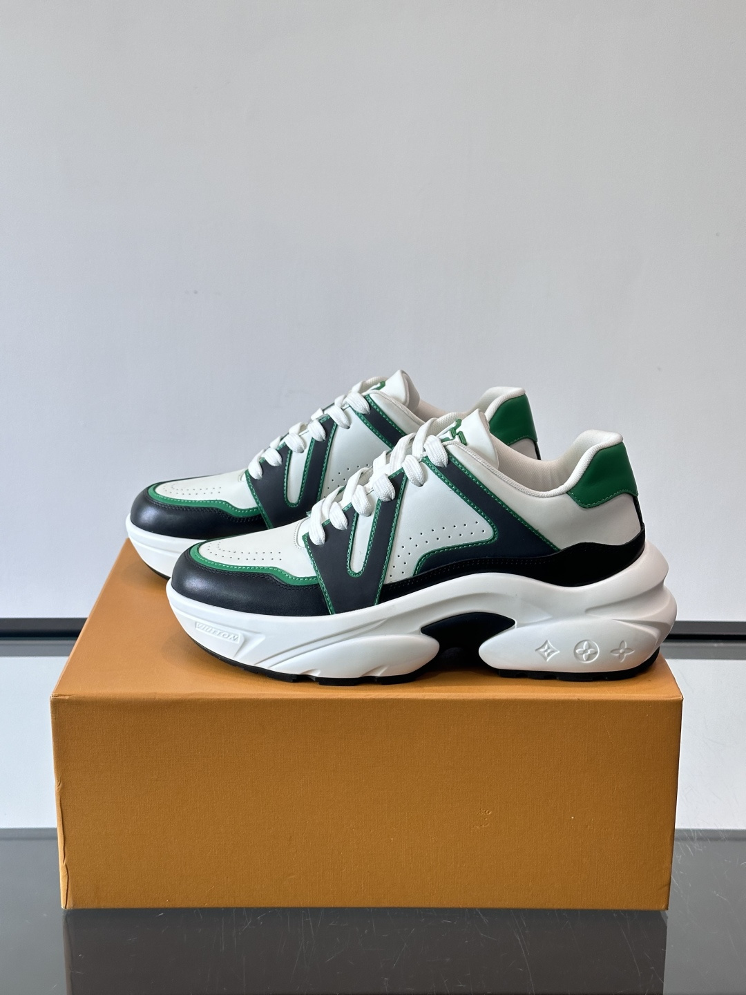 Lv​​男士厚底休闲鞋​​🐼真皮鞋面，透气又耐穿！厚底设计增高显腿长，缓震舒适，日常出街、通勤都OK✨。