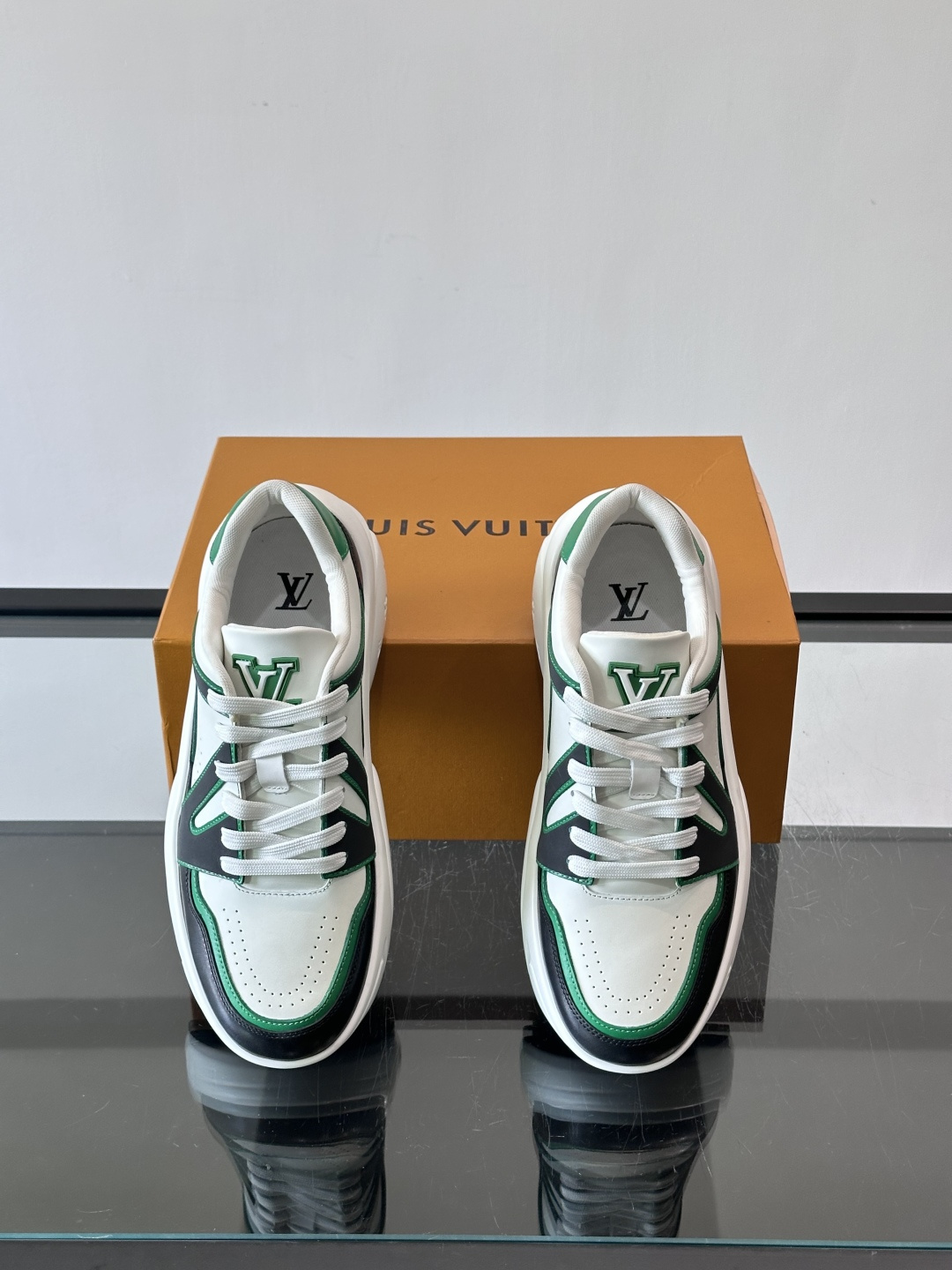 Lv​​男士厚底休闲鞋​​🐼真皮鞋面，透气又耐穿！厚底设计增高显腿长，缓震舒适，日常出街、通勤都OK✨。