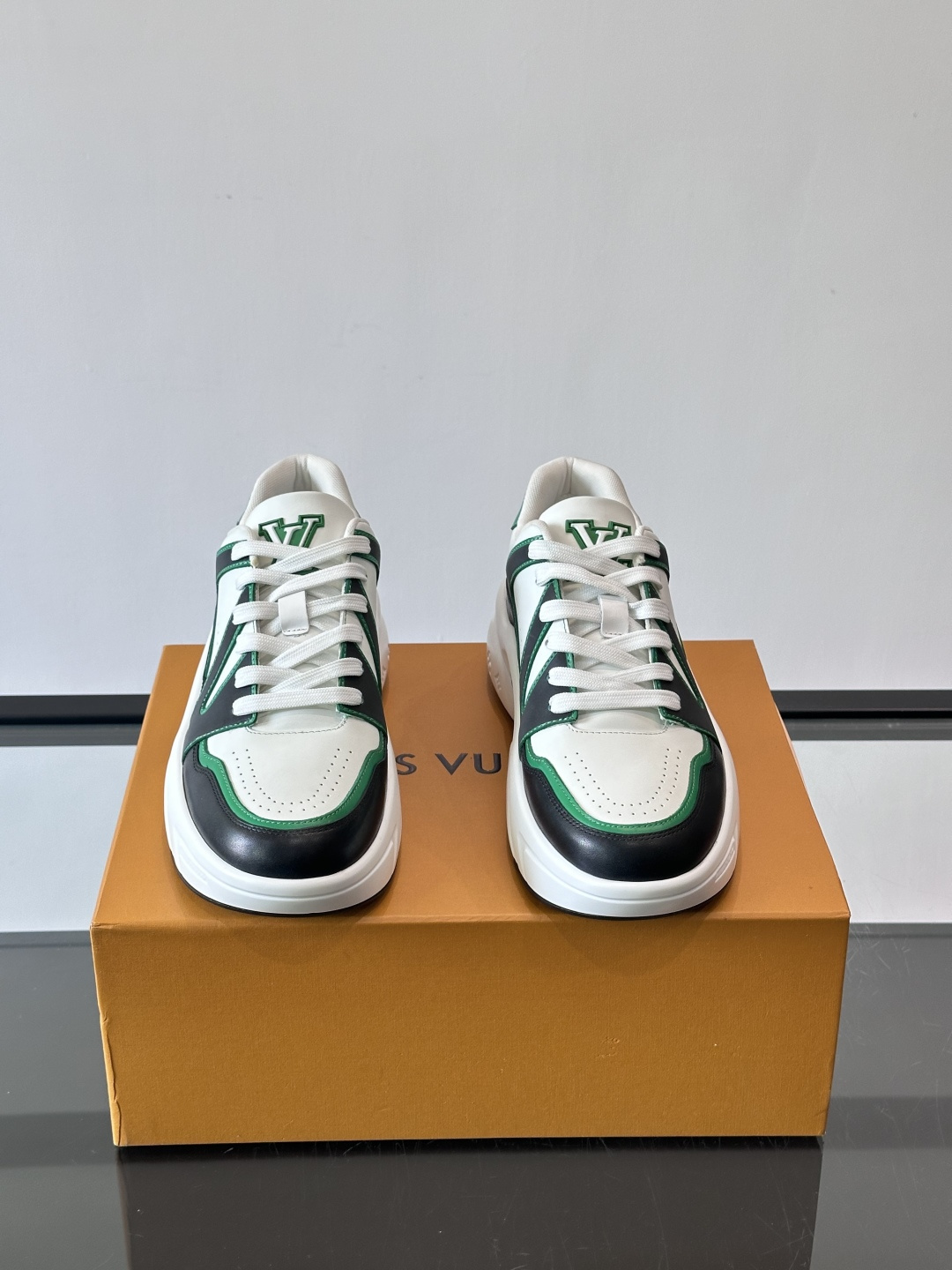 Lv​​男士厚底休闲鞋​​🐼真皮鞋面，透气又耐穿！厚底设计增高显腿长，缓震舒适，日常出街、通勤都OK✨。