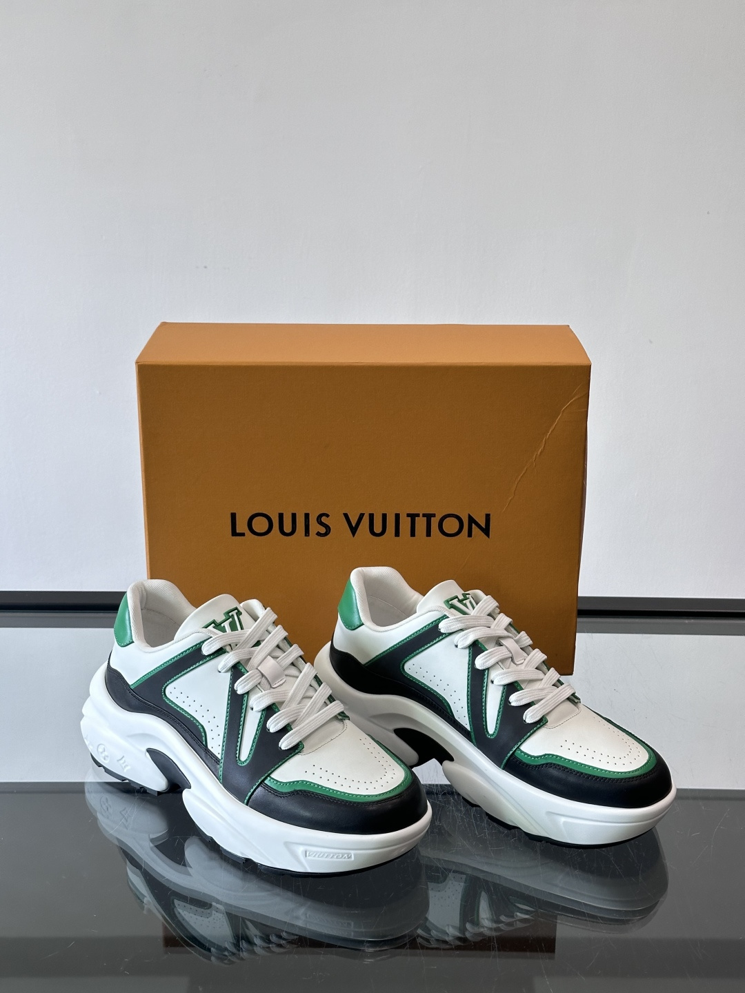 Lv​​男士厚底休闲鞋​​🐼真皮鞋面，透气又耐穿！厚底设计增高显腿长，缓震舒适，日常出街、通勤都OK✨。