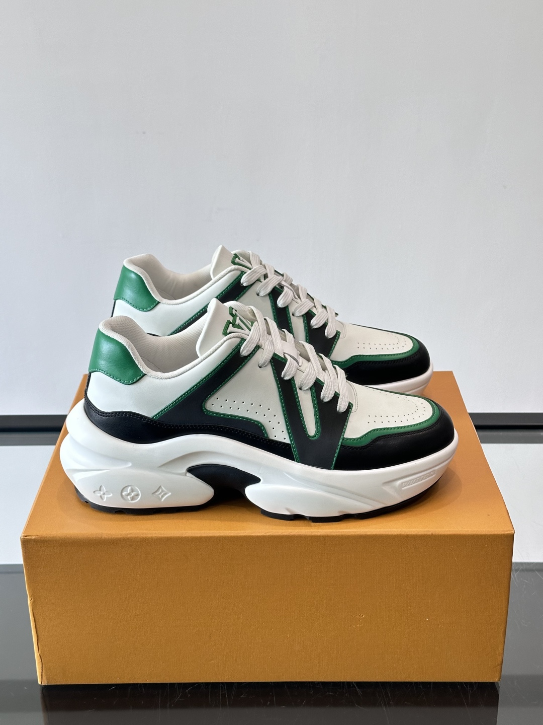 Lv​​男士厚底休闲鞋​​🐼真皮鞋面，透气又耐穿！厚底设计增高显腿长，缓震舒适，日常出街、通勤都OK✨。