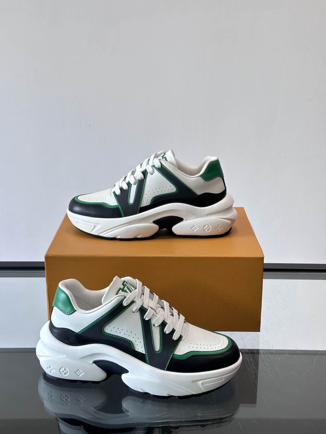 Lv​​男士厚底休闲鞋​​🐼真皮鞋面，透气又耐穿！厚底设计增高显腿长，缓震舒适，日常出街、通勤都OK✨。