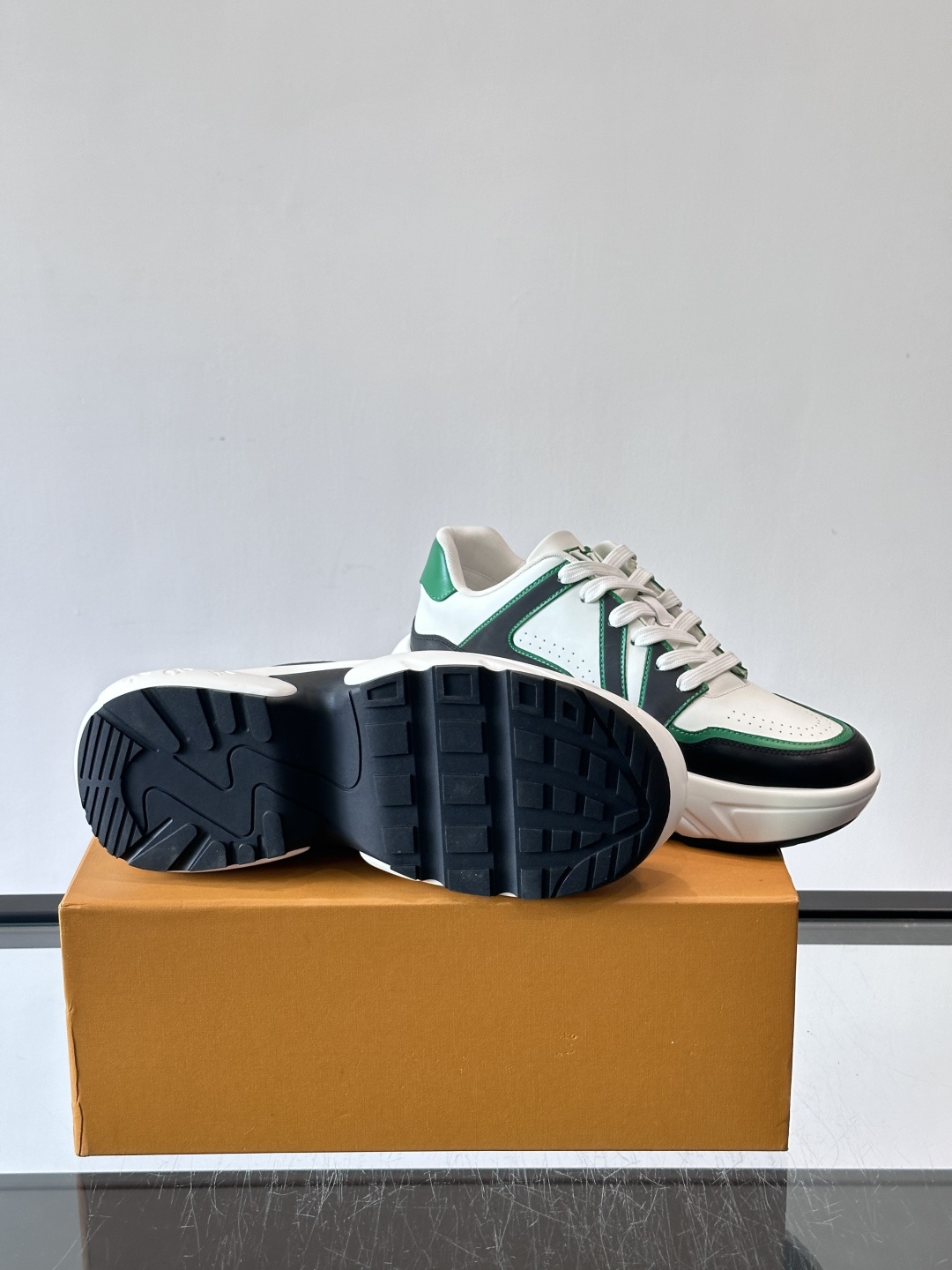 Lv​​男士厚底休闲鞋​​🐼真皮鞋面，透气又耐穿！厚底设计增高显腿长，缓震舒适，日常出街、通勤都OK✨。