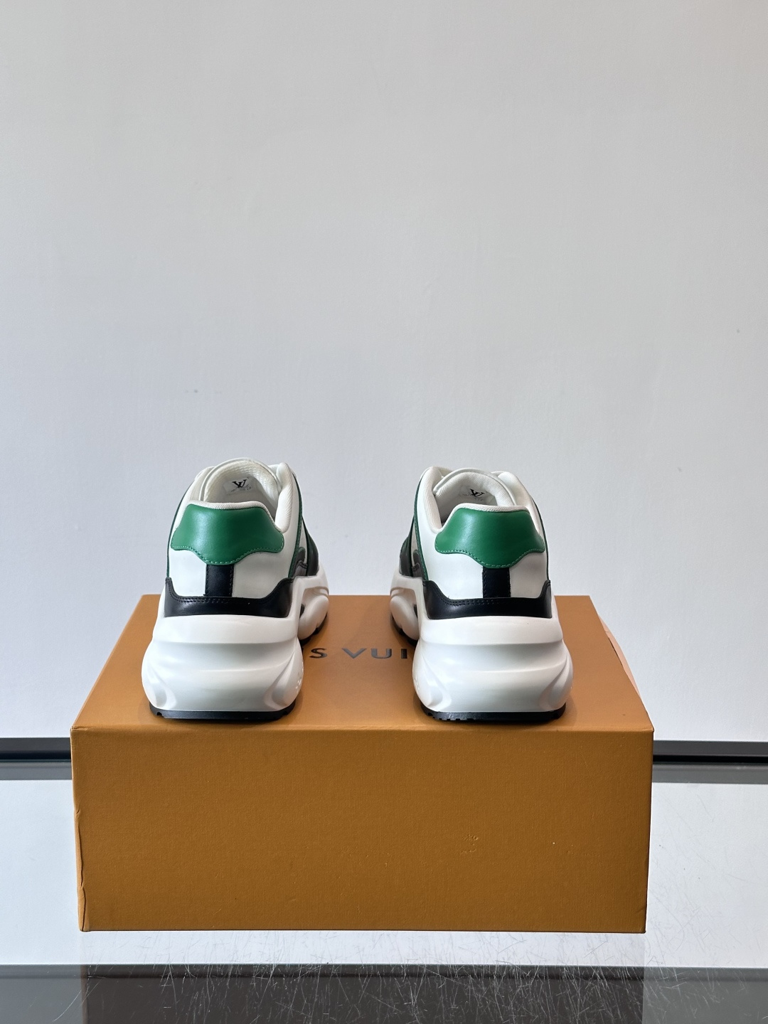 Lv​​男士厚底休闲鞋​​🐼真皮鞋面，透气又耐穿！厚底设计增高显腿长，缓震舒适，日常出街、通勤都OK✨。