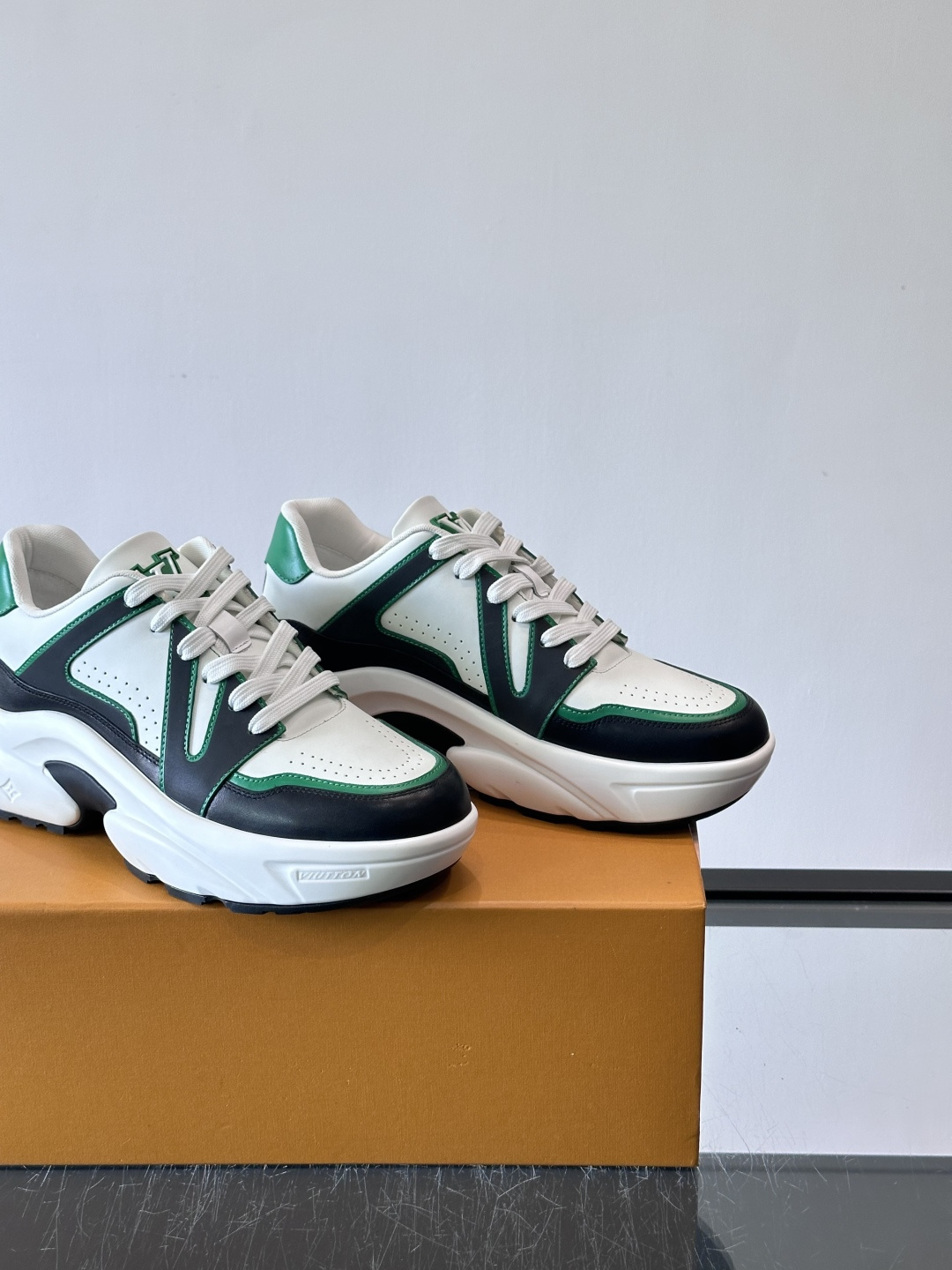 Lv​​男士厚底休闲鞋​​🐼真皮鞋面，透气又耐穿！厚底设计增高显腿长，缓震舒适，日常出街、通勤都OK✨。