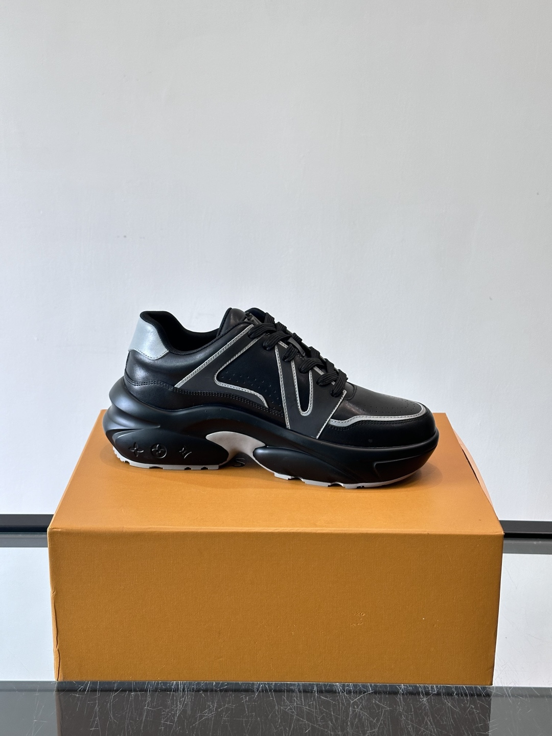 Lv​​男士厚底休闲鞋​​🐼真皮鞋面，透气又耐穿！厚底设计增高显腿长，缓震舒适，日常出街、通勤都OK✨。