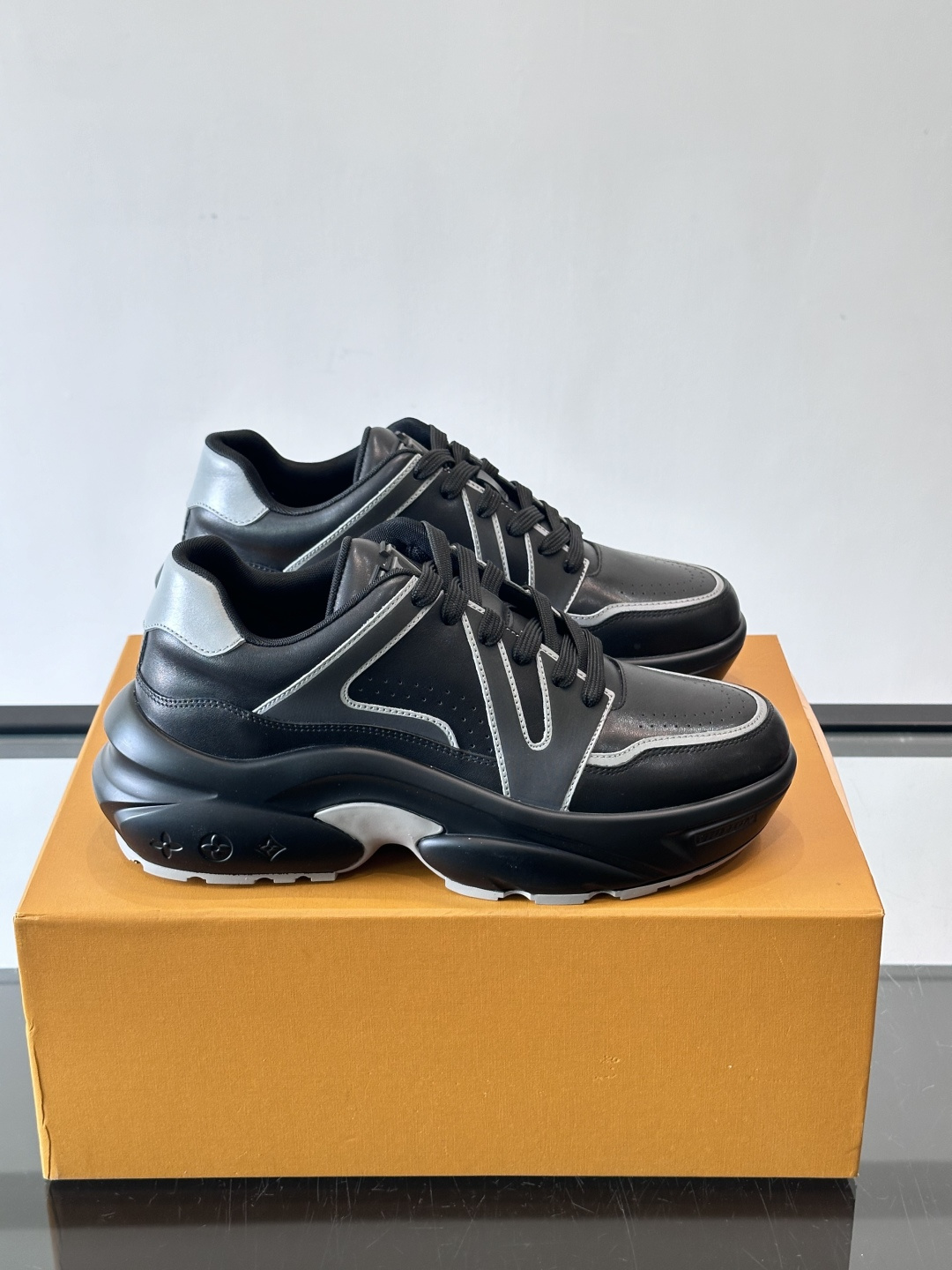 Lv​​男士厚底休闲鞋​​🐼真皮鞋面，透气又耐穿！厚底设计增高显腿长，缓震舒适，日常出街、通勤都OK✨。