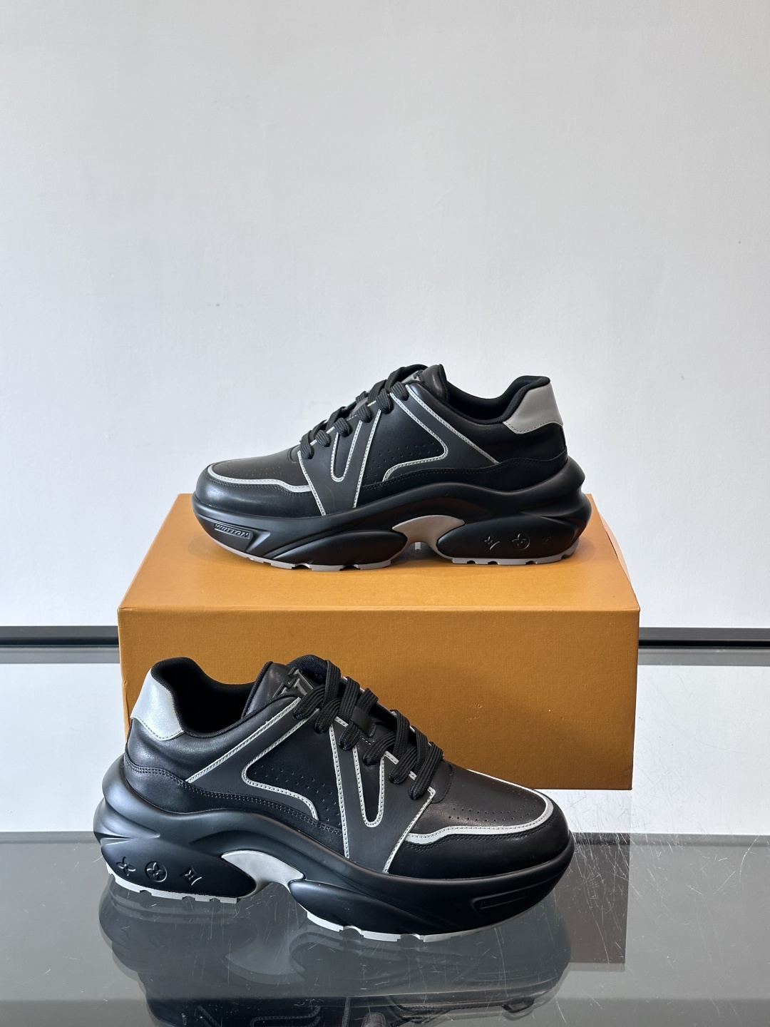 Lv​​男士厚底休闲鞋​​🐼真皮鞋面，透气又耐穿！厚底设计增高显腿长，缓震舒适，日常出街、通勤都OK✨。