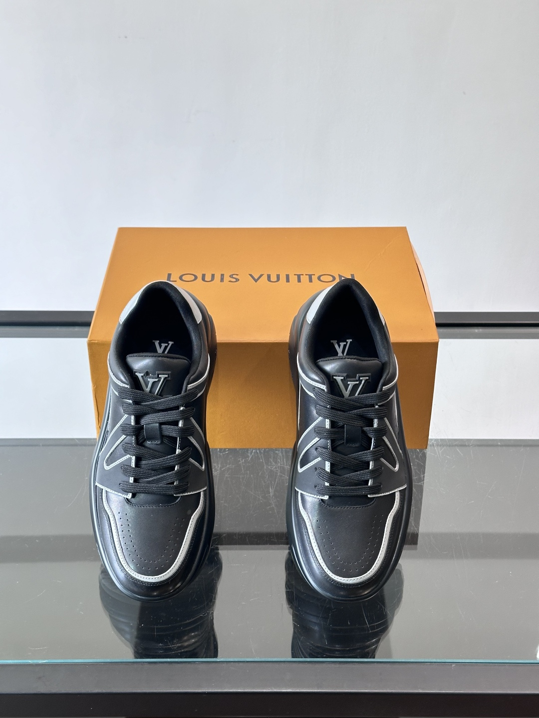 Lv​​男士厚底休闲鞋​​🐼真皮鞋面，透气又耐穿！厚底设计增高显腿长，缓震舒适，日常出街、通勤都OK✨。