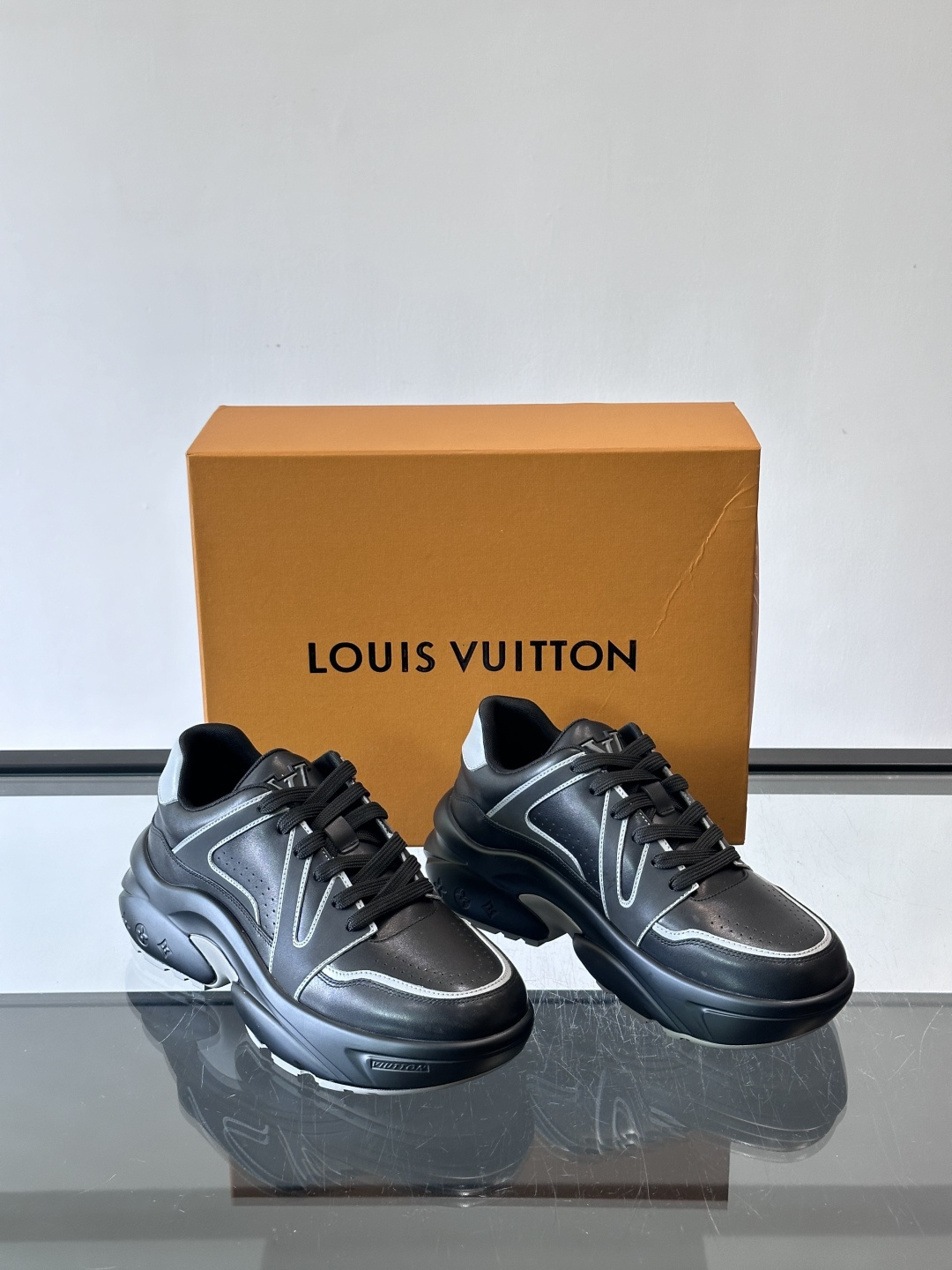 Lv​​男士厚底休闲鞋​​🐼真皮鞋面，透气又耐穿！厚底设计增高显腿长，缓震舒适，日常出街、通勤都OK✨。