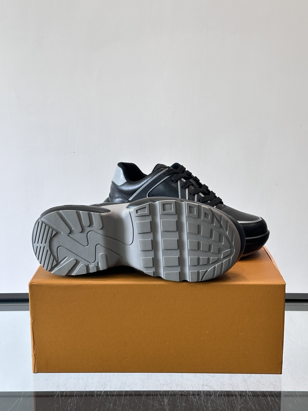 Lv​​男士厚底休闲鞋​​🐼真皮鞋面，透气又耐穿！厚底设计增高显腿长，缓震舒适，日常出街、通勤都OK✨。