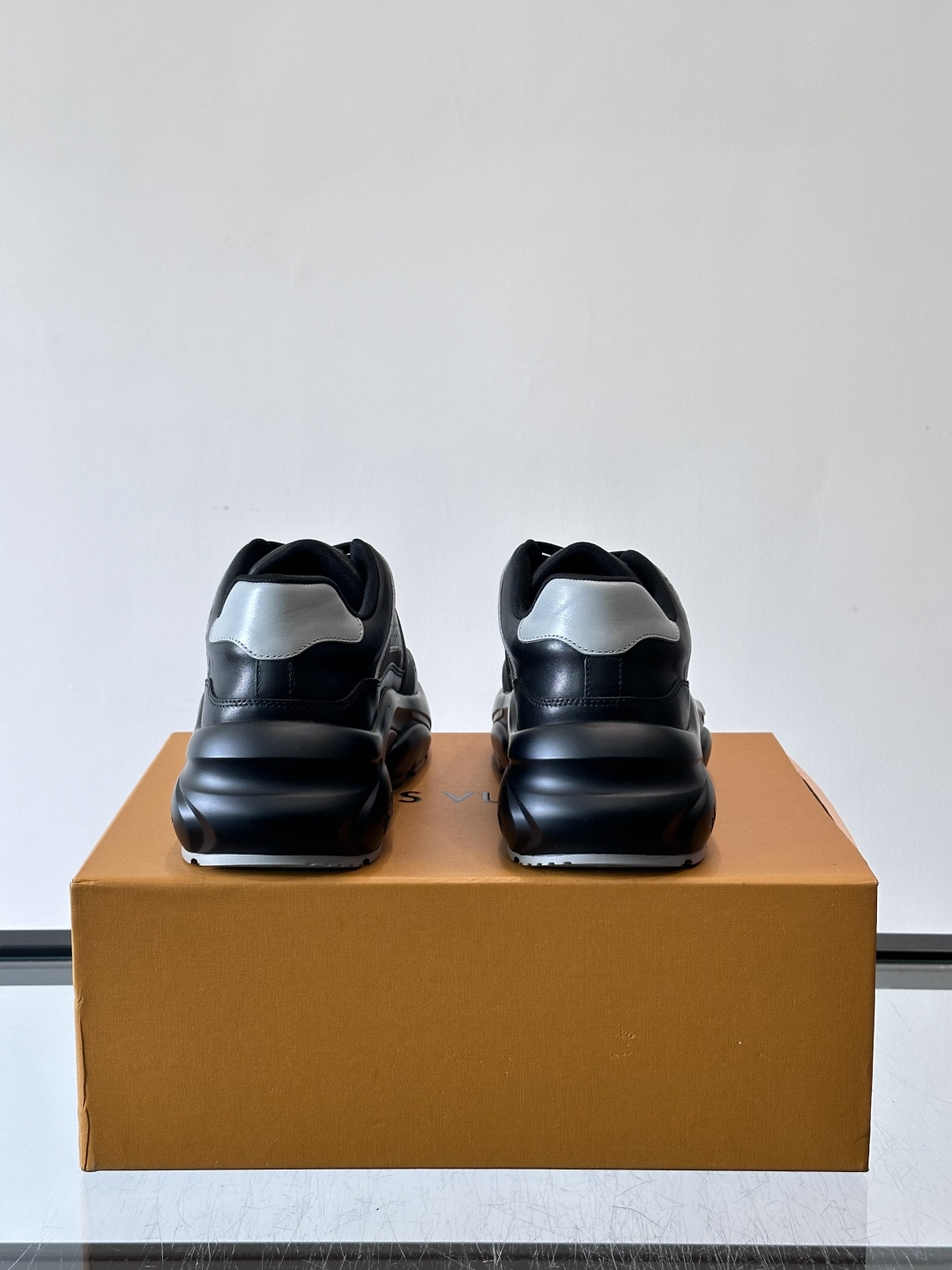 Lv​​男士厚底休闲鞋​​🐼真皮鞋面，透气又耐穿！厚底设计增高显腿长，缓震舒适，日常出街、通勤都OK✨。