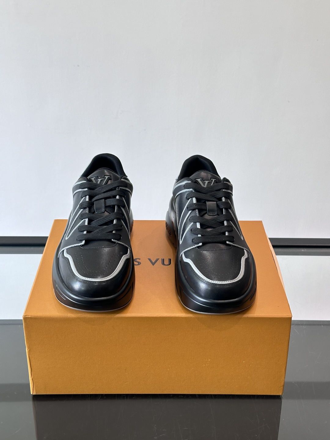 Lv​​男士厚底休闲鞋​​🐼真皮鞋面，透气又耐穿！厚底设计增高显腿长，缓震舒适，日常出街、通勤都OK✨。