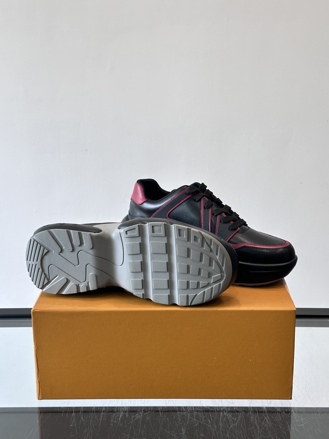 Lv​​男士厚底休闲鞋​​🐼真皮鞋面，透气又耐穿！厚底设计增高显腿长，缓震舒适，日常出街、通勤都OK✨。