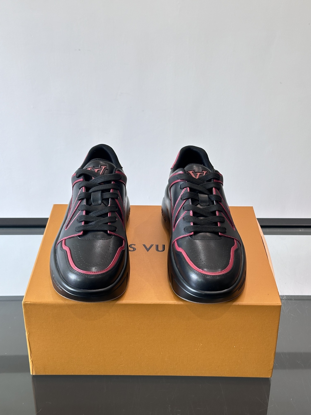 Lv​​男士厚底休闲鞋​​🐼真皮鞋面，透气又耐穿！厚底设计增高显腿长，缓震舒适，日常出街、通勤都OK✨。