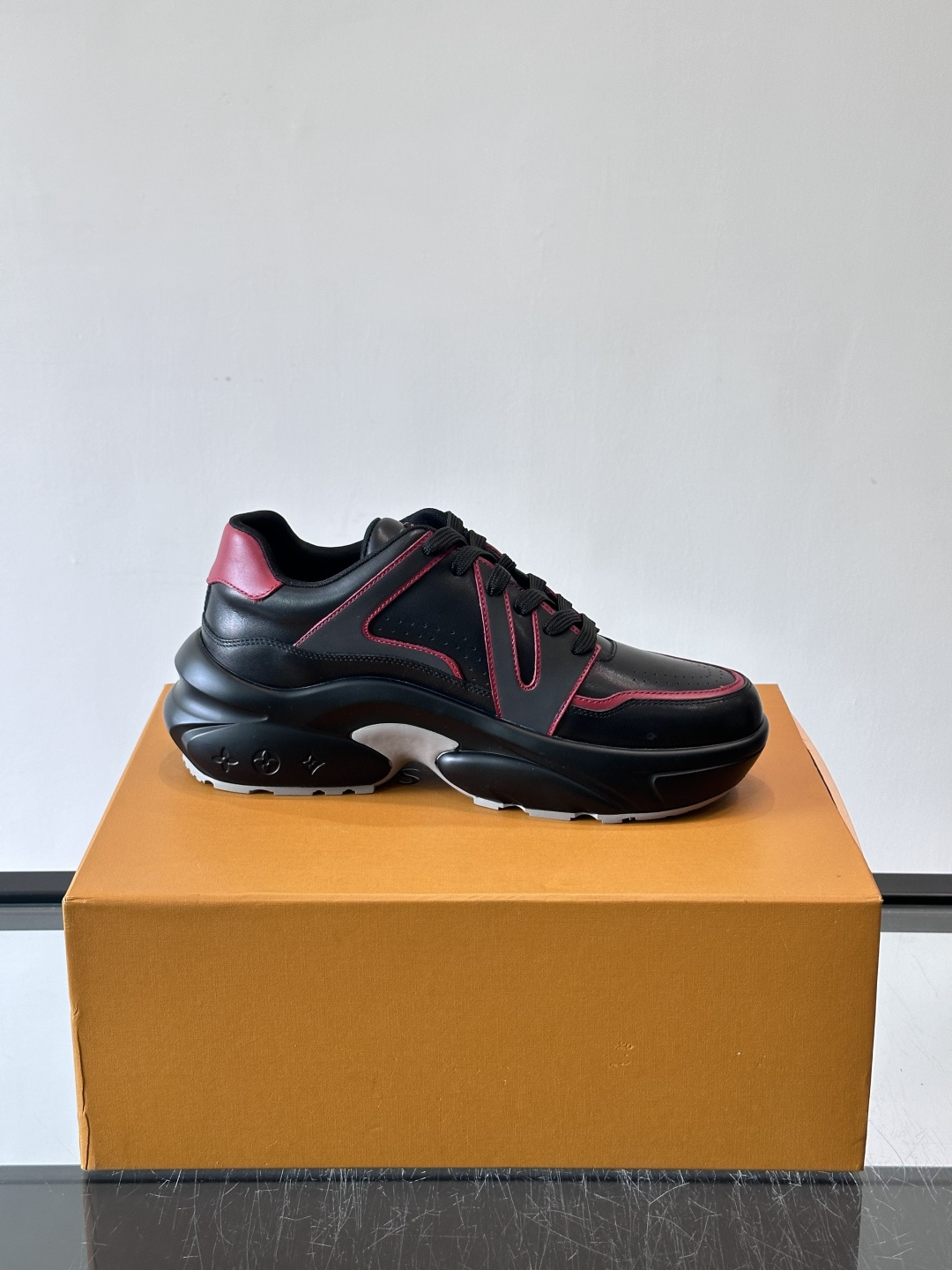 Lv​​男士厚底休闲鞋​​🐼真皮鞋面，透气又耐穿！厚底设计增高显腿长，缓震舒适，日常出街、通勤都OK✨。