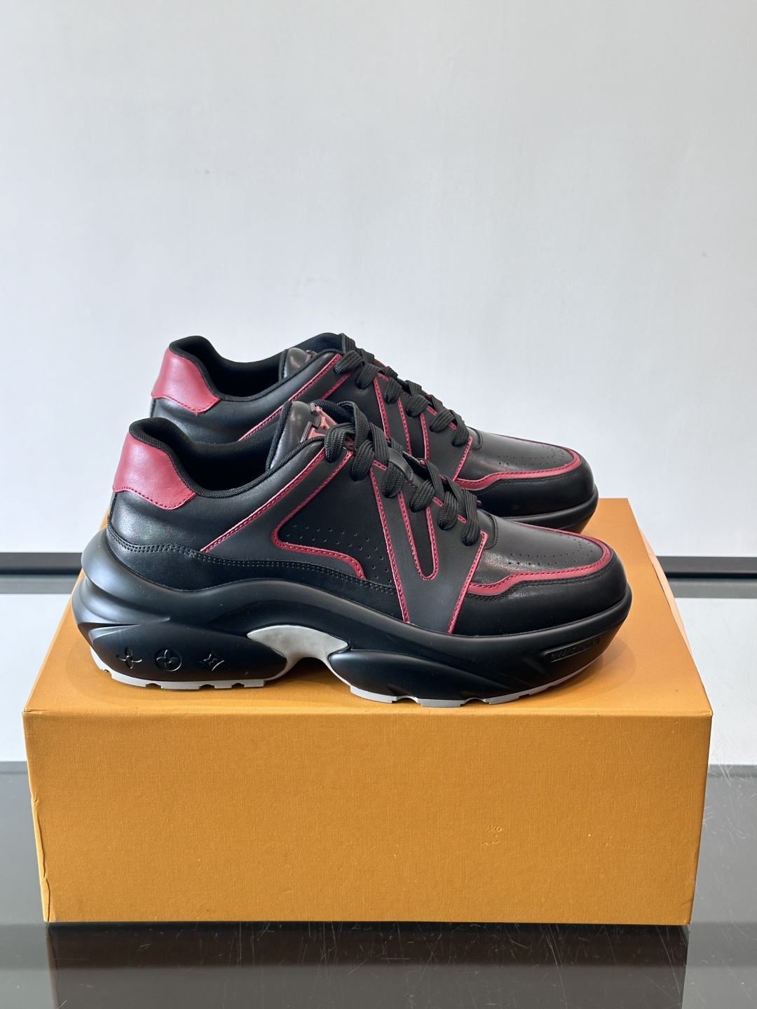 Lv​​男士厚底休闲鞋​​🐼真皮鞋面，透气又耐穿！厚底设计增高显腿长，缓震舒适，日常出街、通勤都OK✨。