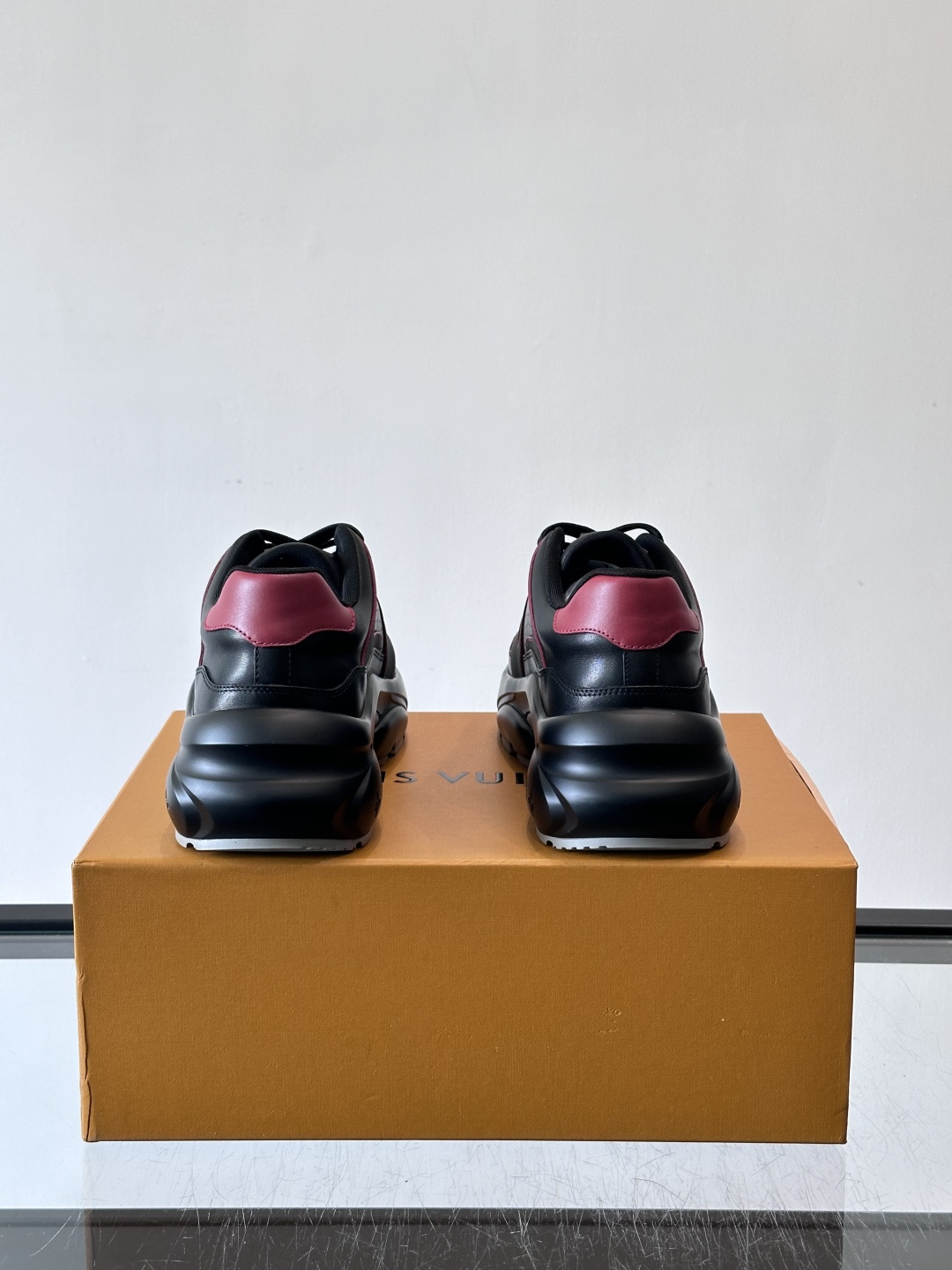 Lv​​男士厚底休闲鞋​​🐼真皮鞋面，透气又耐穿！厚底设计增高显腿长，缓震舒适，日常出街、通勤都OK✨。