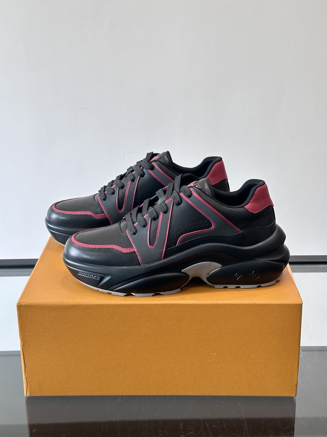 Lv​​男士厚底休闲鞋​​🐼真皮鞋面，透气又耐穿！厚底设计增高显腿长，缓震舒适，日常出街、通勤都OK✨。