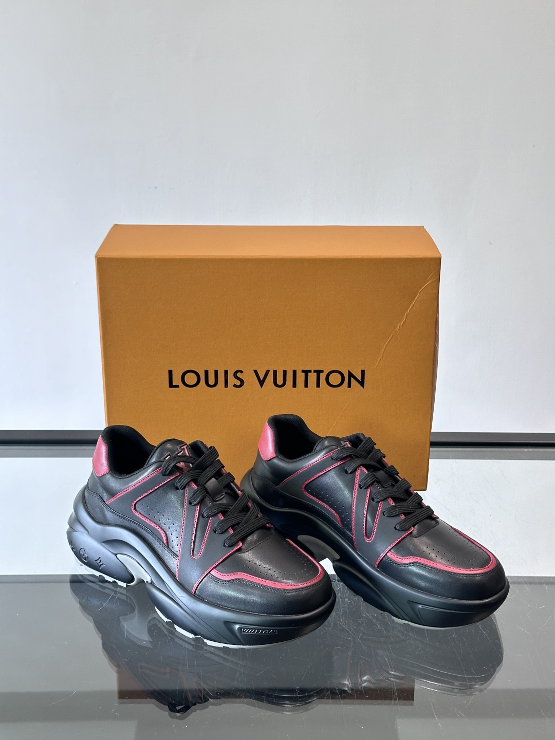 Lv​​男士厚底休闲鞋​​🐼真皮鞋面，透气又耐穿！厚底设计增高显腿长，缓震舒适，日常出街、通勤都OK✨。