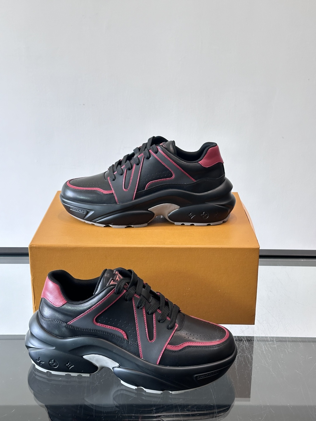 Lv​​男士厚底休闲鞋​​🐼真皮鞋面，透气又耐穿！厚底设计增高显腿长，缓震舒适，日常出街、通勤都OK✨。