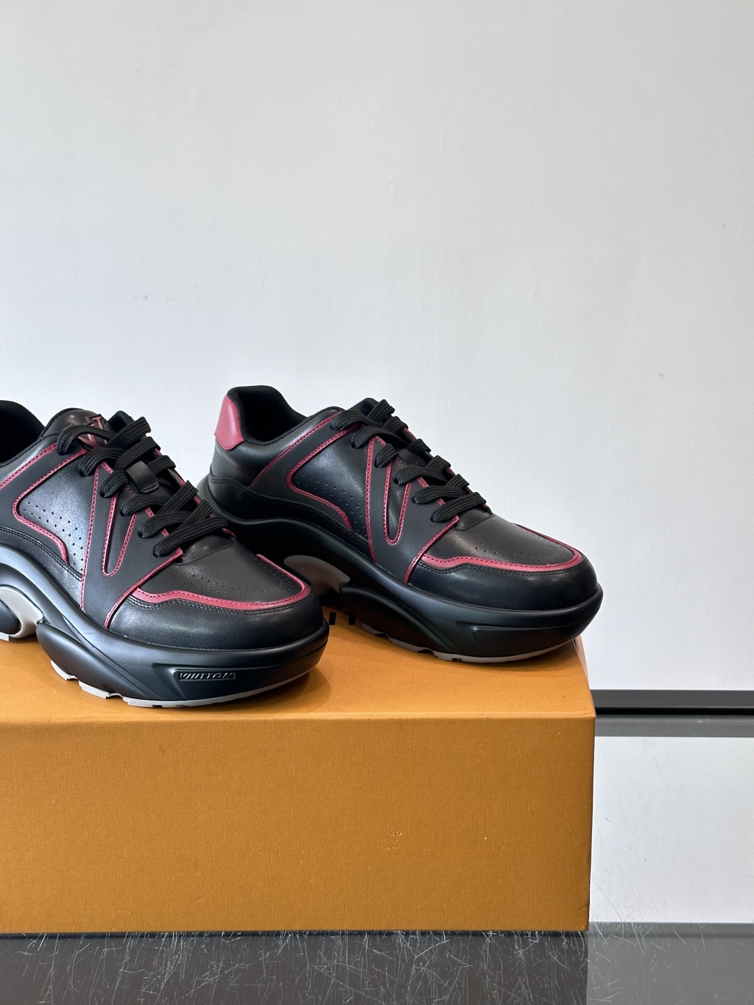 Lv​​男士厚底休闲鞋​​🐼真皮鞋面，透气又耐穿！厚底设计增高显腿长，缓震舒适，日常出街、通勤都OK✨。