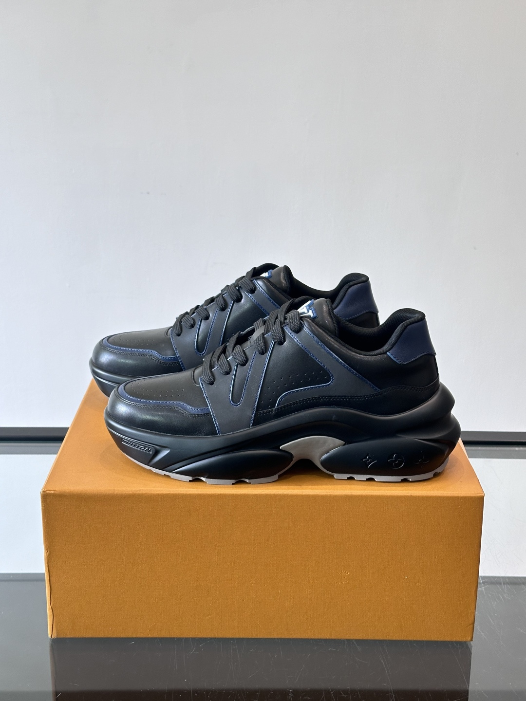 Lv​​男士厚底休闲鞋​​🐼真皮鞋面，透气又耐穿！厚底设计增高显腿长，缓震舒适，日常出街、通勤都OK✨。