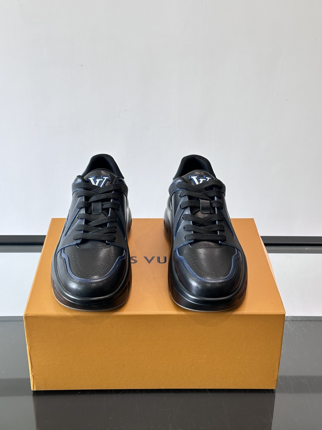 Lv​​男士厚底休闲鞋​​🐼真皮鞋面，透气又耐穿！厚底设计增高显腿长，缓震舒适，日常出街、通勤都OK✨。