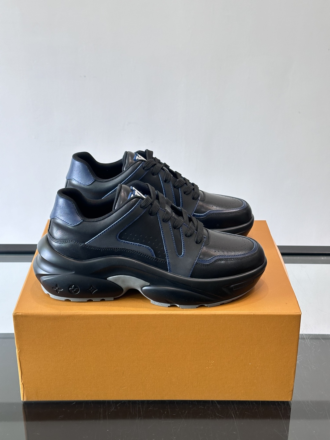 Lv​​男士厚底休闲鞋​​🐼真皮鞋面，透气又耐穿！厚底设计增高显腿长，缓震舒适，日常出街、通勤都OK✨。